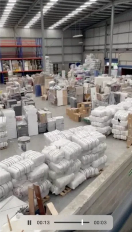 Bodega de Spakio llena de mercancía en tarimas, emplayada y en cajas